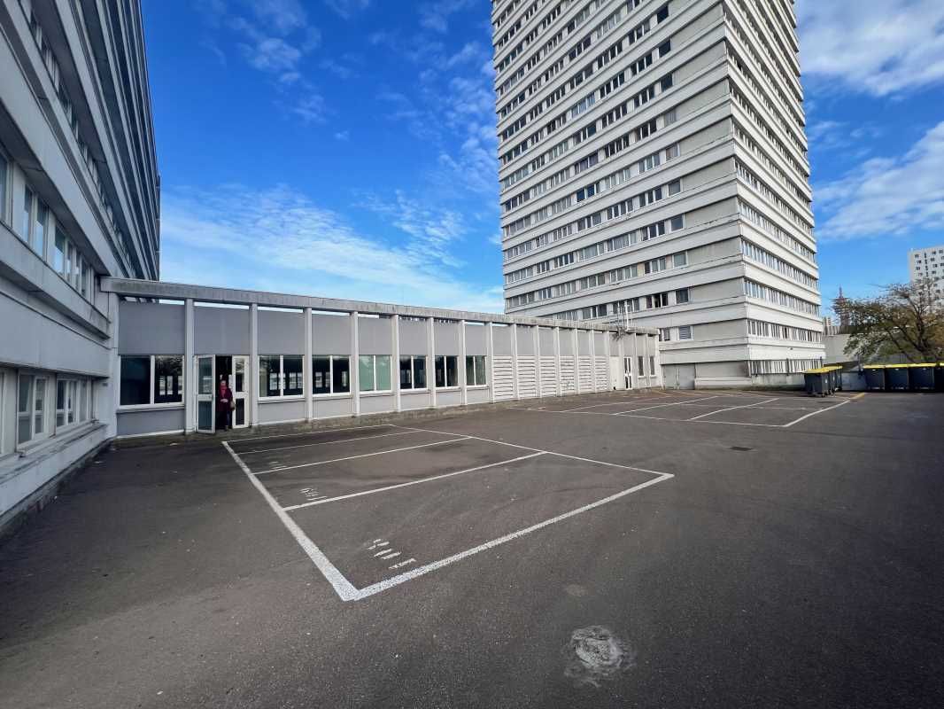 À vendre ou à louer - surface de bureaux/commerce