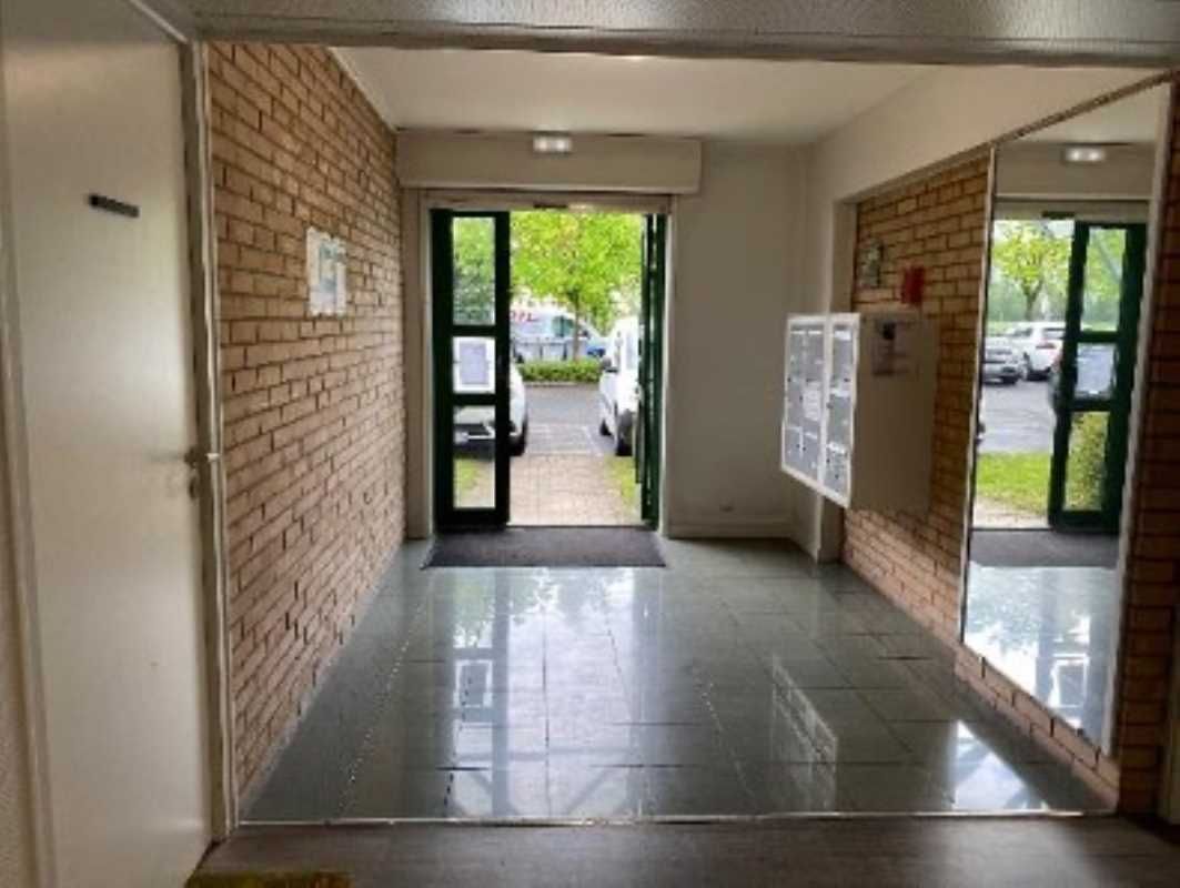 A PROXIMITE DE L'A1, sur la zone d'activité de Te