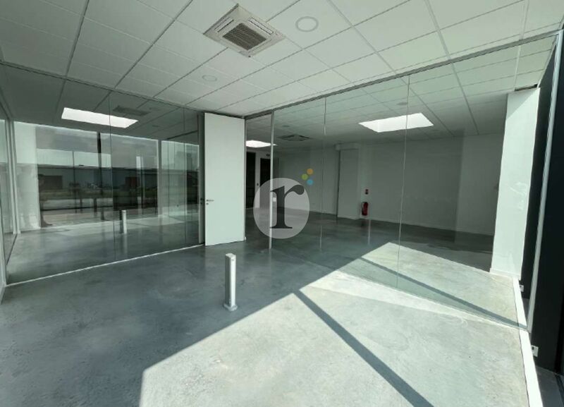 Aires d'Entreprises vous propose, à la location, 