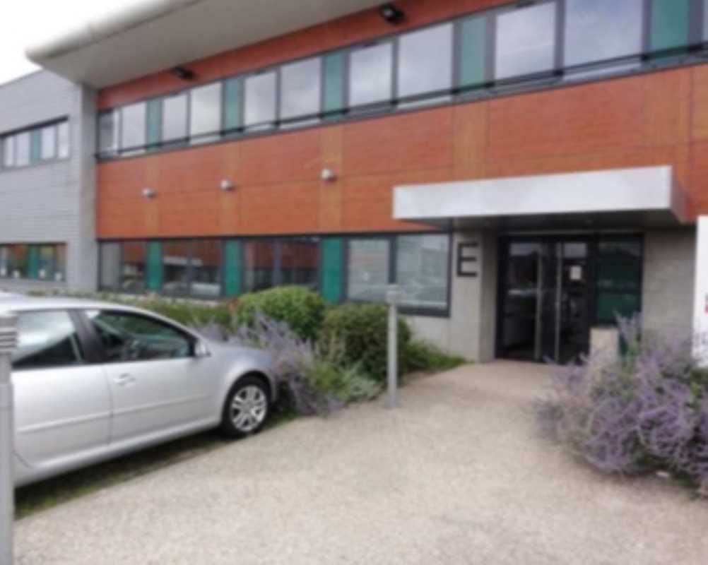 En façade de l'autoroute A2, plusieurs surfaces d