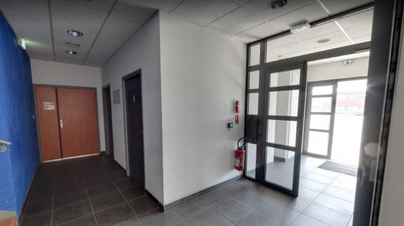 En façade de l'autoroute A2, plusieurs surfaces d