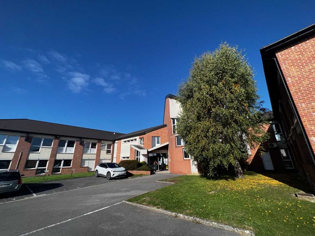 Dans un immeuble tertiare de bonne facture constr