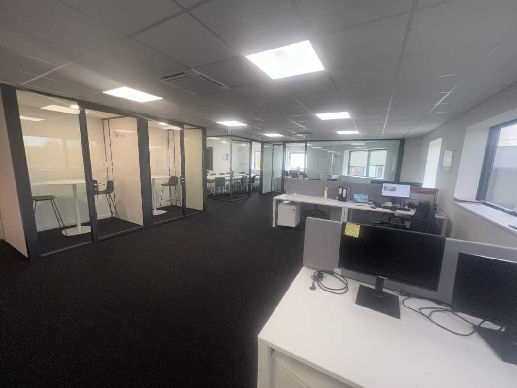 À louer - surface de bureaux en R+1 développant e