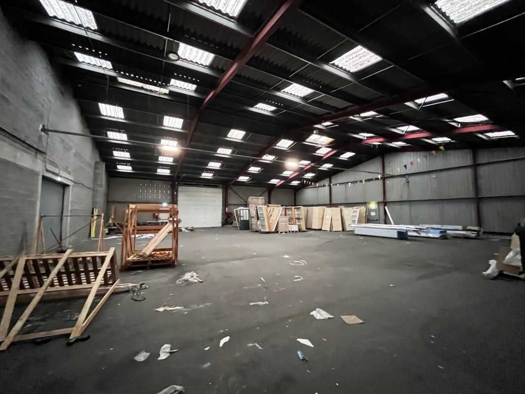 Local d'entrepôt et de stockage divisible à parti