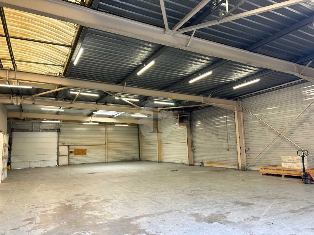 Aires d'Entreprises vous propose, à la location, 