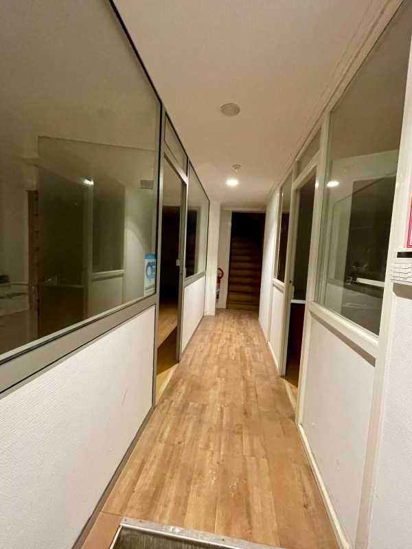 Dans une rue calme, cet immeuble offre 2 surfaces