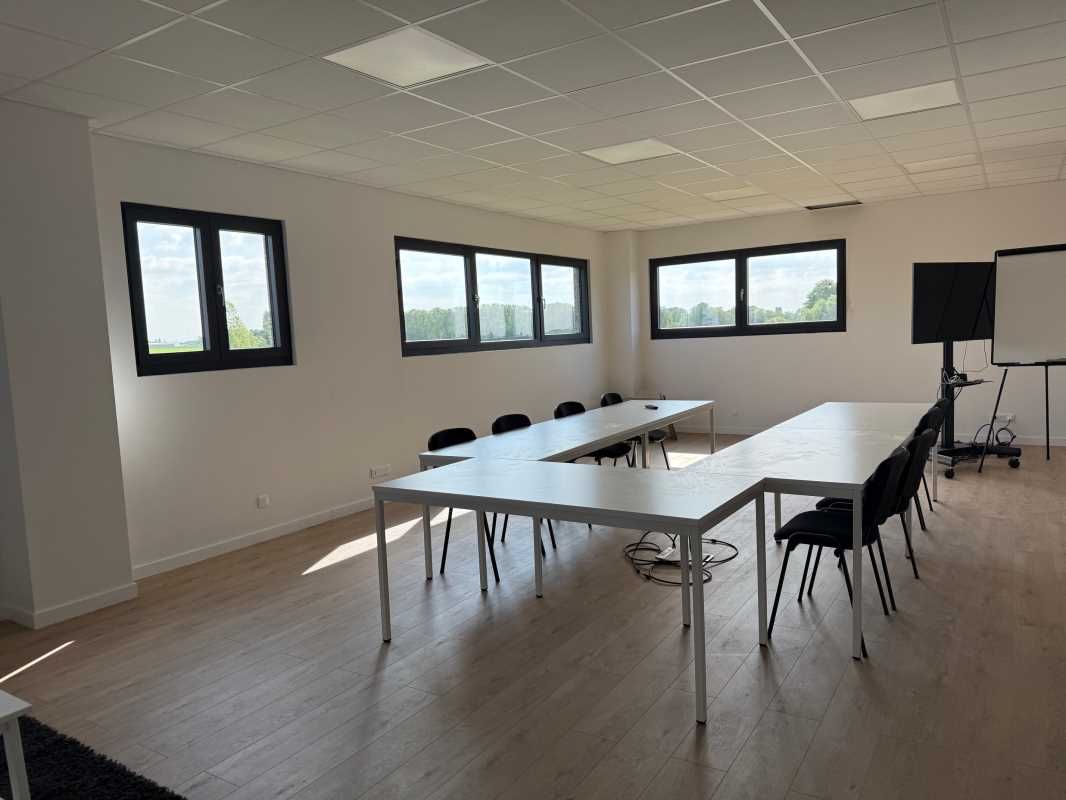 AIRES D'ENTREPRISES vous propose à la location ce