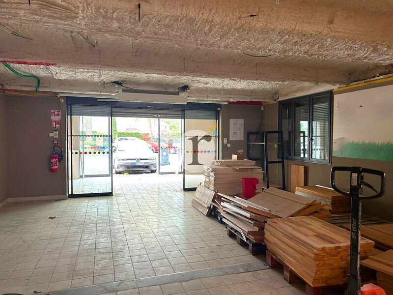 Aires d'Entreprises vous propose, à la location, 