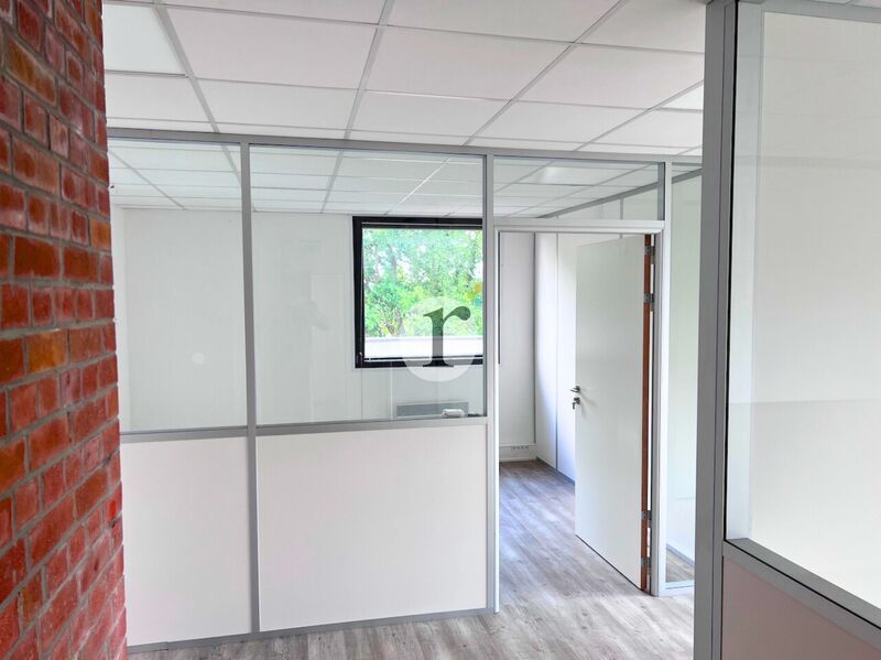 Aires d'Entreprises vous propose, à la location, 