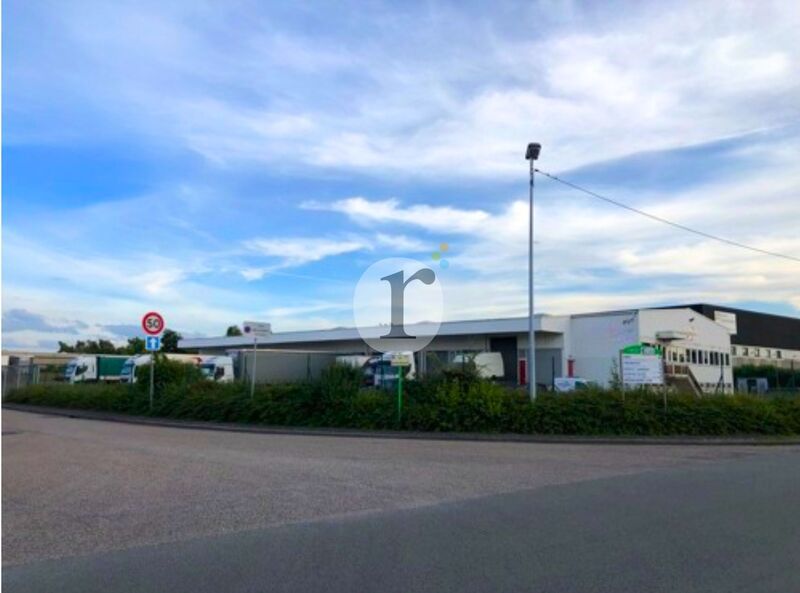 Aires d'Entreprises vous propose, à la location, 