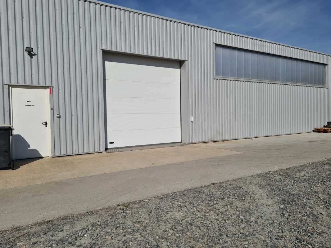 A louer, Bessenay, local d'activités de 200 m² av