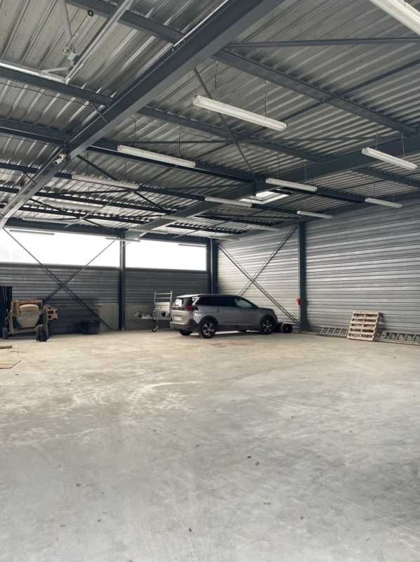 A louer, Bessenay, local d'activités de 200 m² av