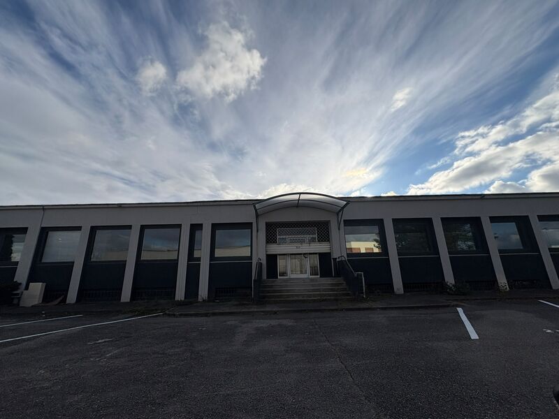 A Vendre,  Chassieu, zone Mi Plaine. Nous vous pr