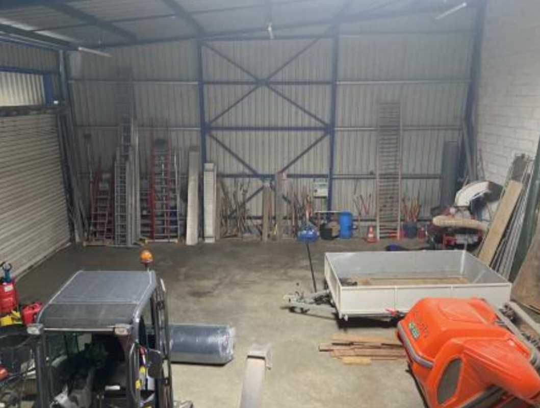 Au nord de Lyon , dans un parc d'activité en cour