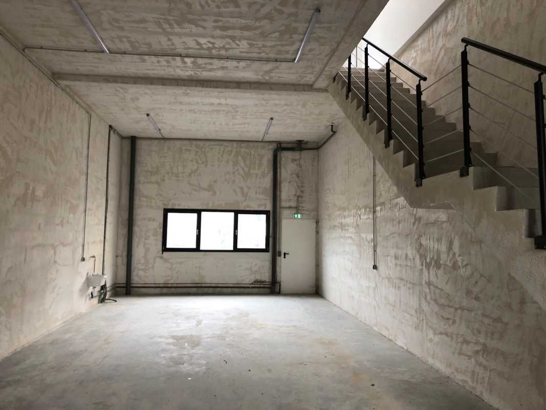 Au nord de Lyon , dans un parc d'activité en cour