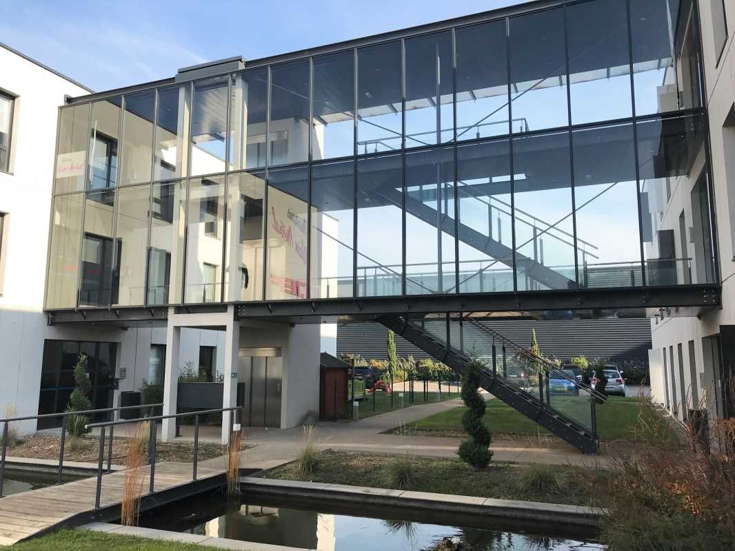 En façade de l'A43, à proximité des accès de la R