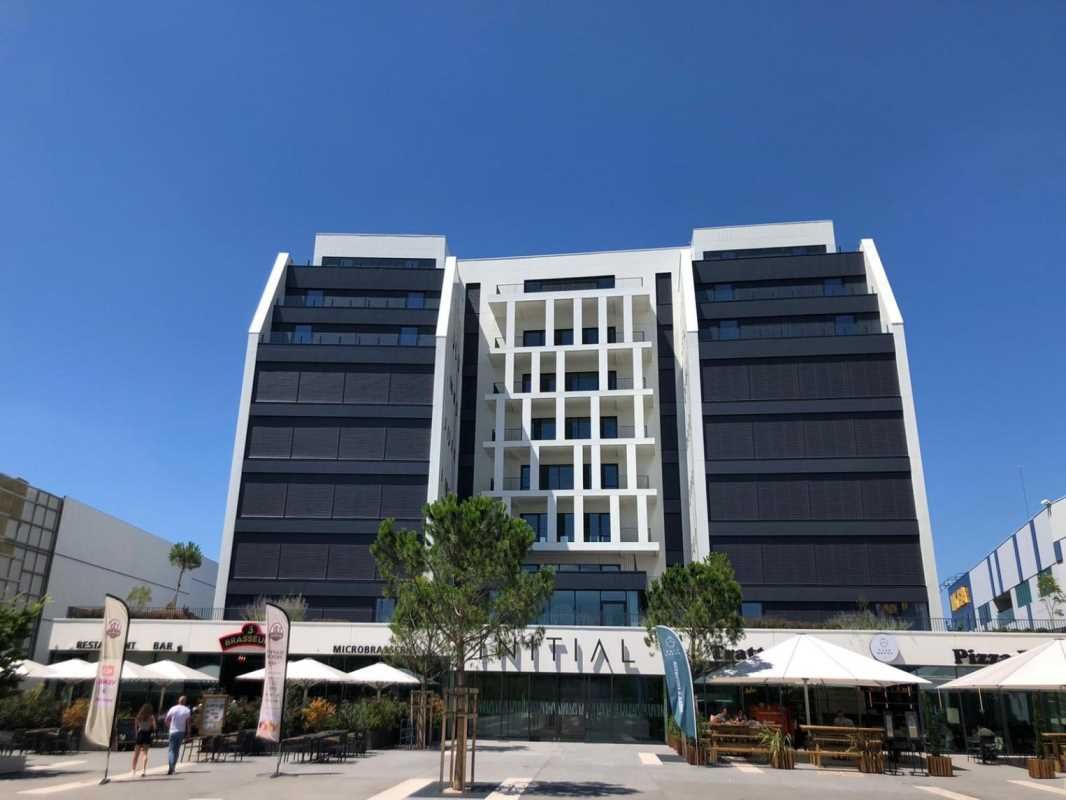 Situé en façade du boulevard périphérique, cet im