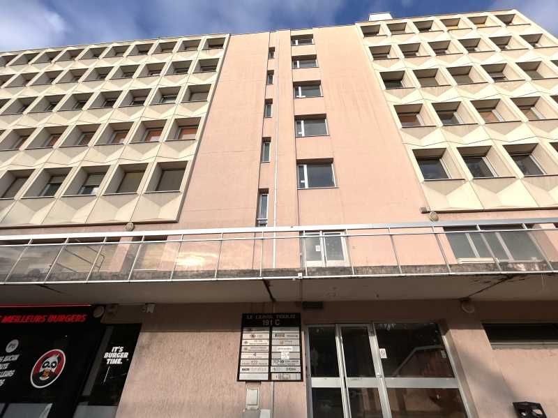 A proximité des grands axes routiers, des bureaux