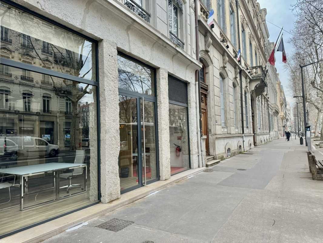 Opportunité rare à saisir ! A louer  100 m² de bu