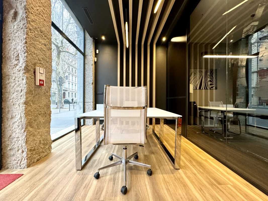 Opportunité rare à saisir ! A louer  100 m² de bu