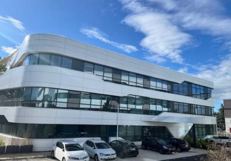 Dans un ensemble paysager, un plateau de bureaux 