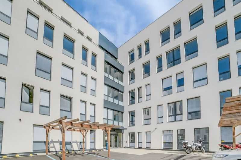 Situé sur Villeurbanne, en façade de la ligne de 