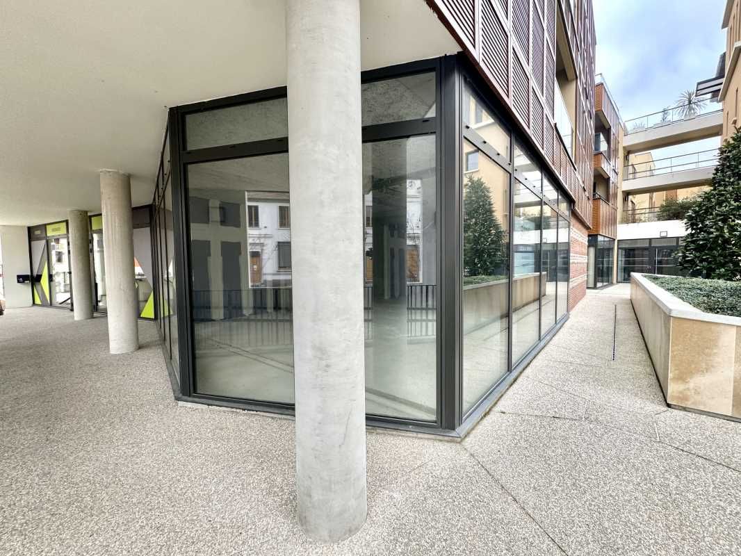 Idéalement situés en plein centre de Genas, ces b