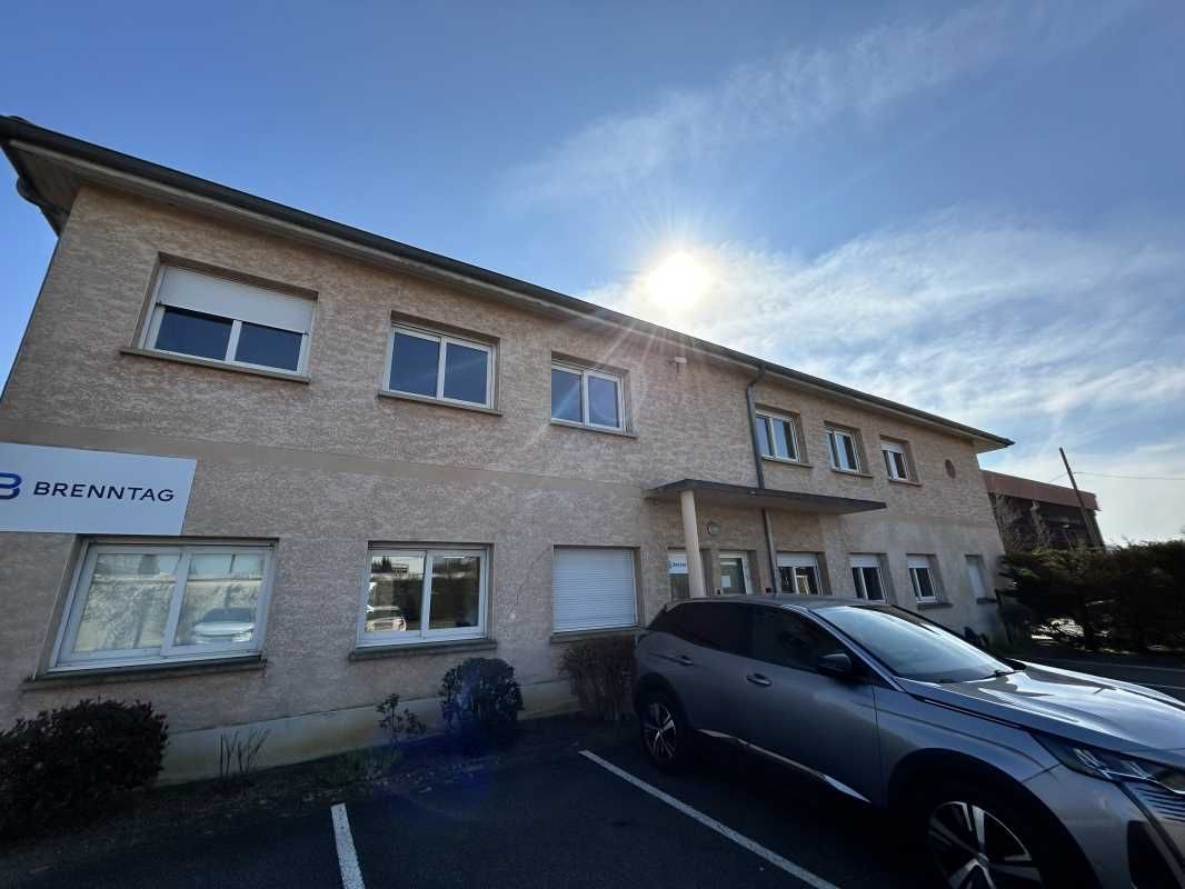 Proche des grands axes routiers, un immeuble indé