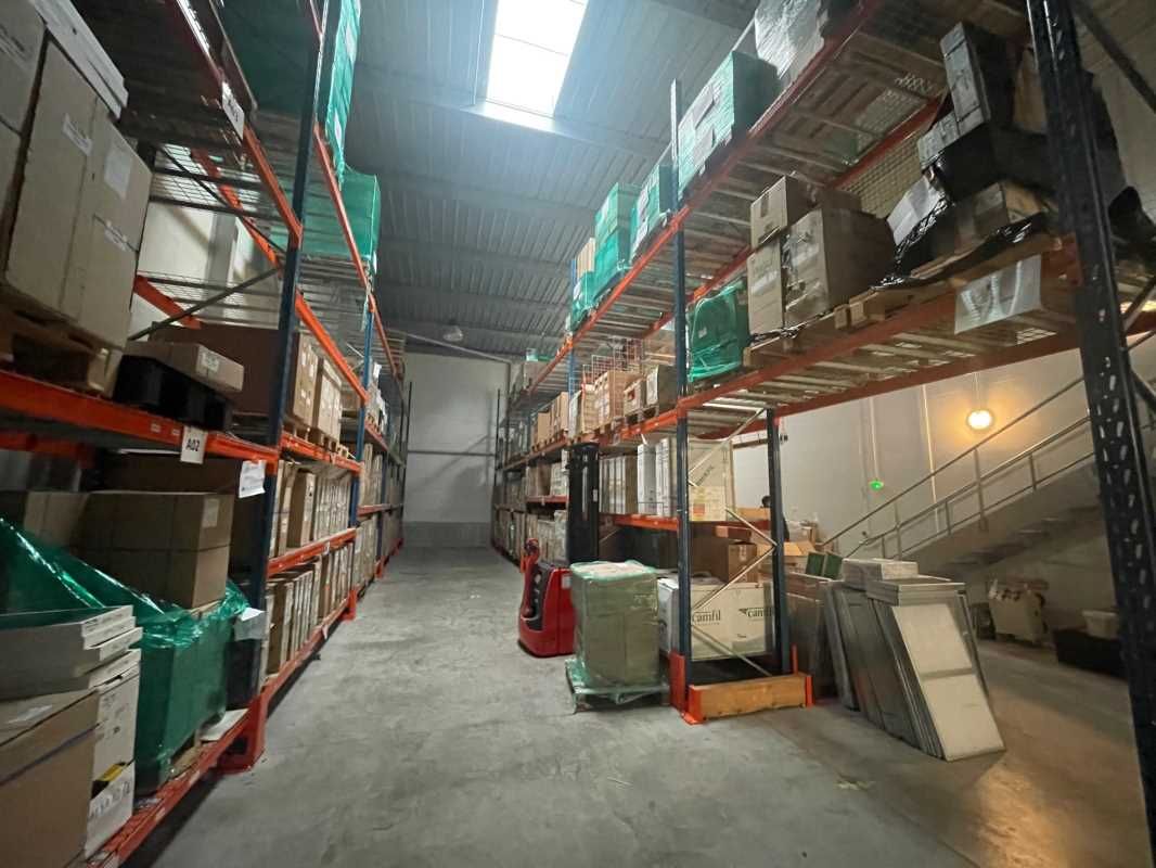 Dans un parc d'activités récent, fermé et sécuris