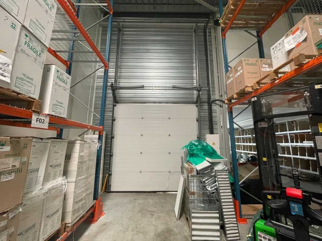 Dans un parc d'activités récent, fermé et sécuris