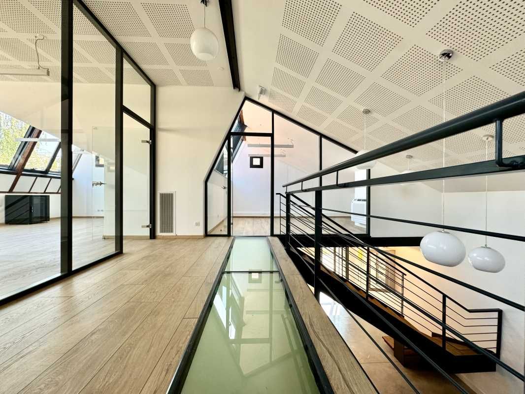 A découvrir  196 m² de bureaux entièrement rénové