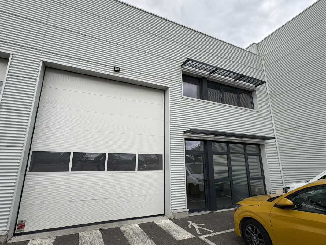 Nous vous proposons un lot d'activité de 169 m² à