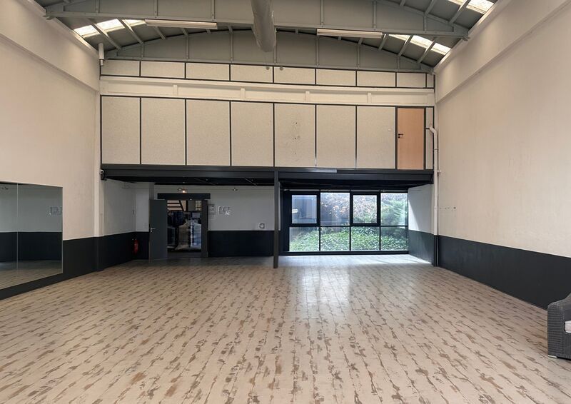 Nous vous proposons un local d'activités d'une su