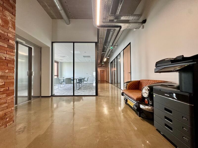 À louer, 825 m² de bureaux atypiques divisibles à