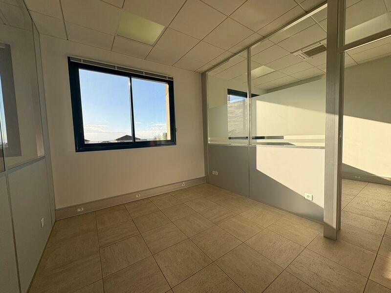 Au calme, dans un parc d'activités offrant une qu