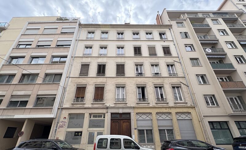 Au rez-de-chaussée d'un immeuble ancien, situé da