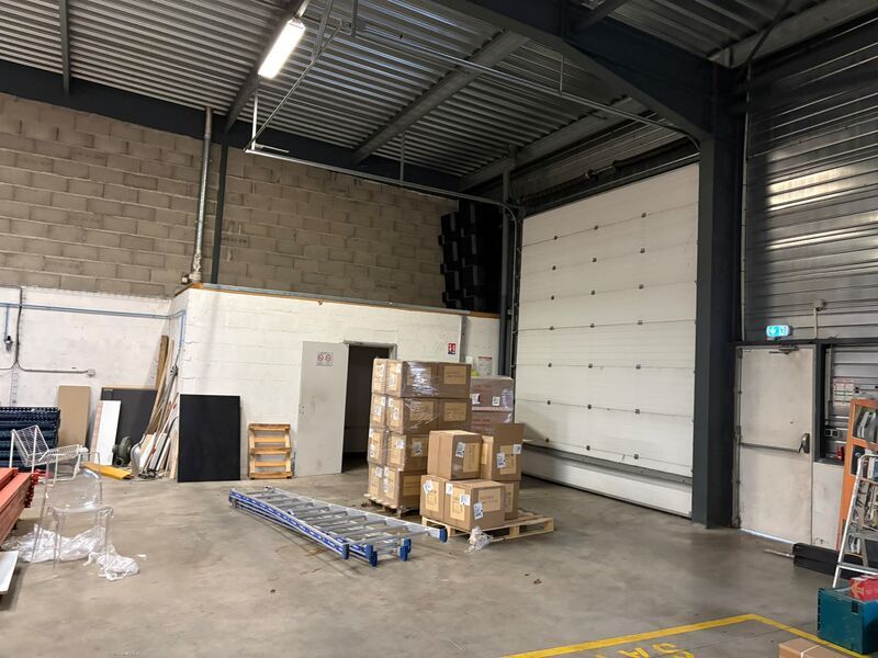 Disponible à la location, cellule d'activités d'e