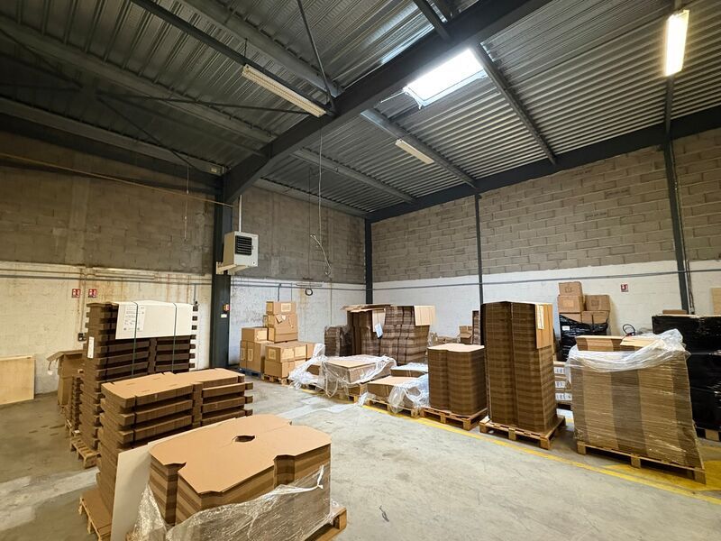 Disponible à la location, cellule d'activités d'e