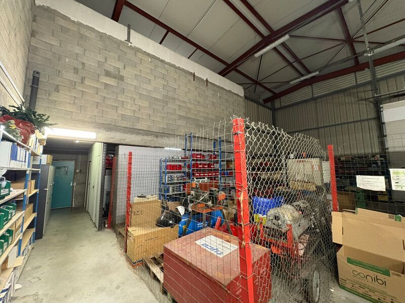 Sorovim vous proposons à la vente un bâtiment mix