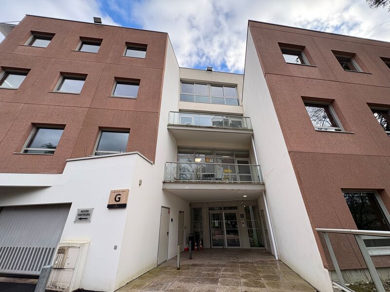 Situé sur la commune d'Ecully, au sein d'un parc 