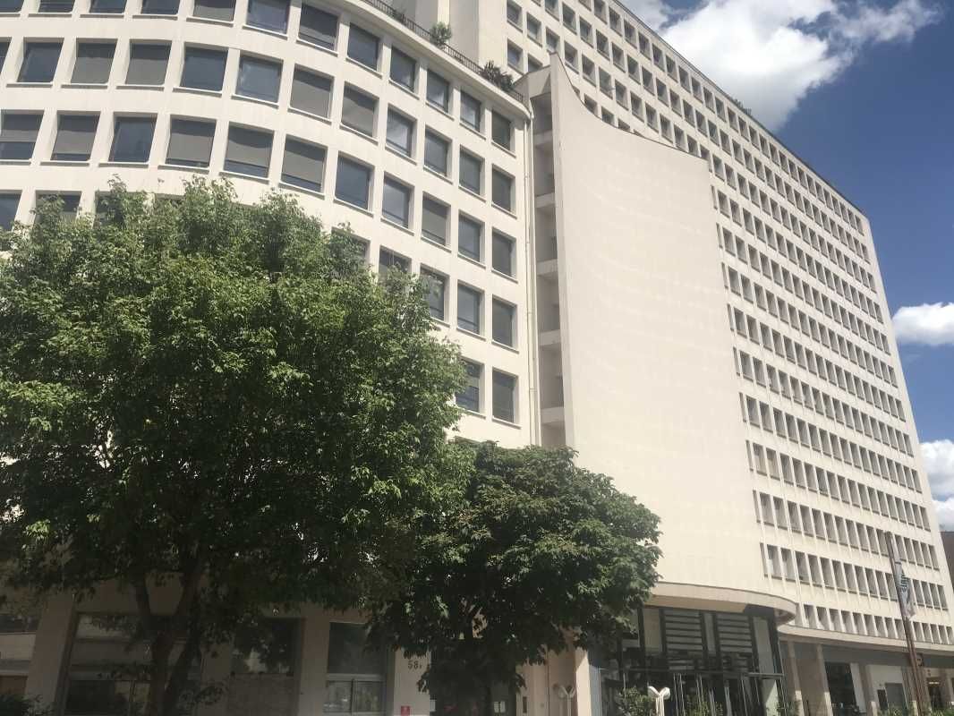 Dans un environnement tertiaire à proximité des c