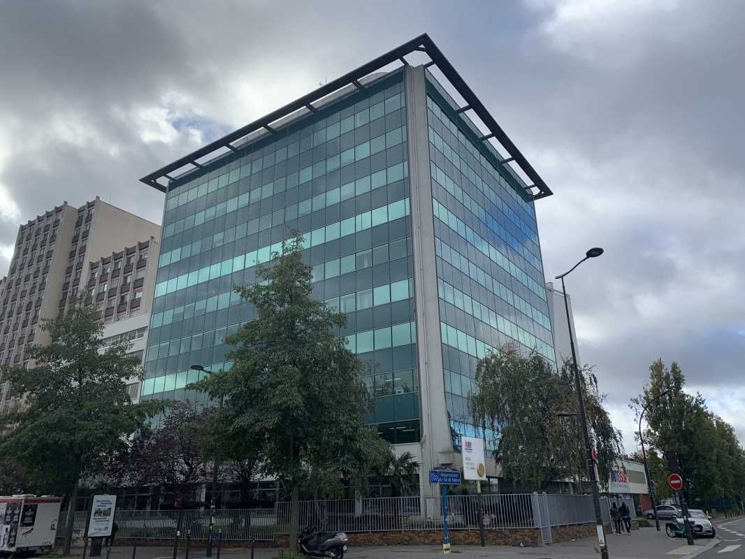 Dans un immeuble situé en front de périphérique,