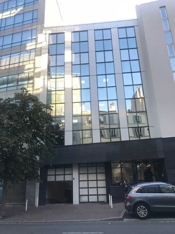 Dans un immeuble indépendant à proximité immédiat