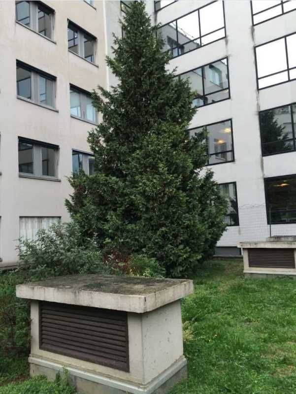 Dans un immeuble indépendant à proximité immédiat