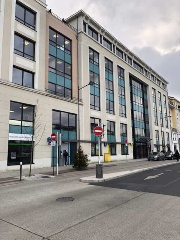 Au pied de la station RER A "Bussy-Saint-Georges"