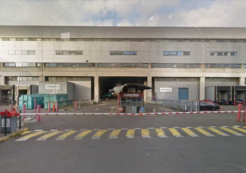 Au pied du canal de l'Ourcq, à proximité des tran