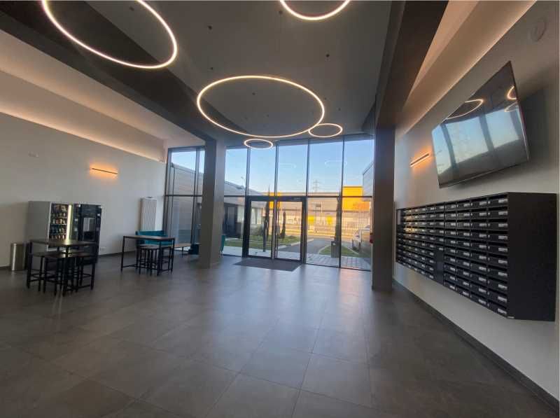 Aux abords de l'A86 et à proximité du centre comm