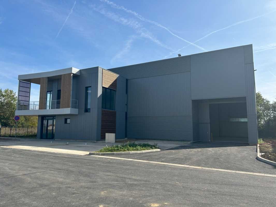 A proximité immédiate de la D231 qui donne un acc