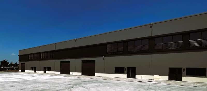 Dans un parc d'activité clos et sécurisé aux Pavi