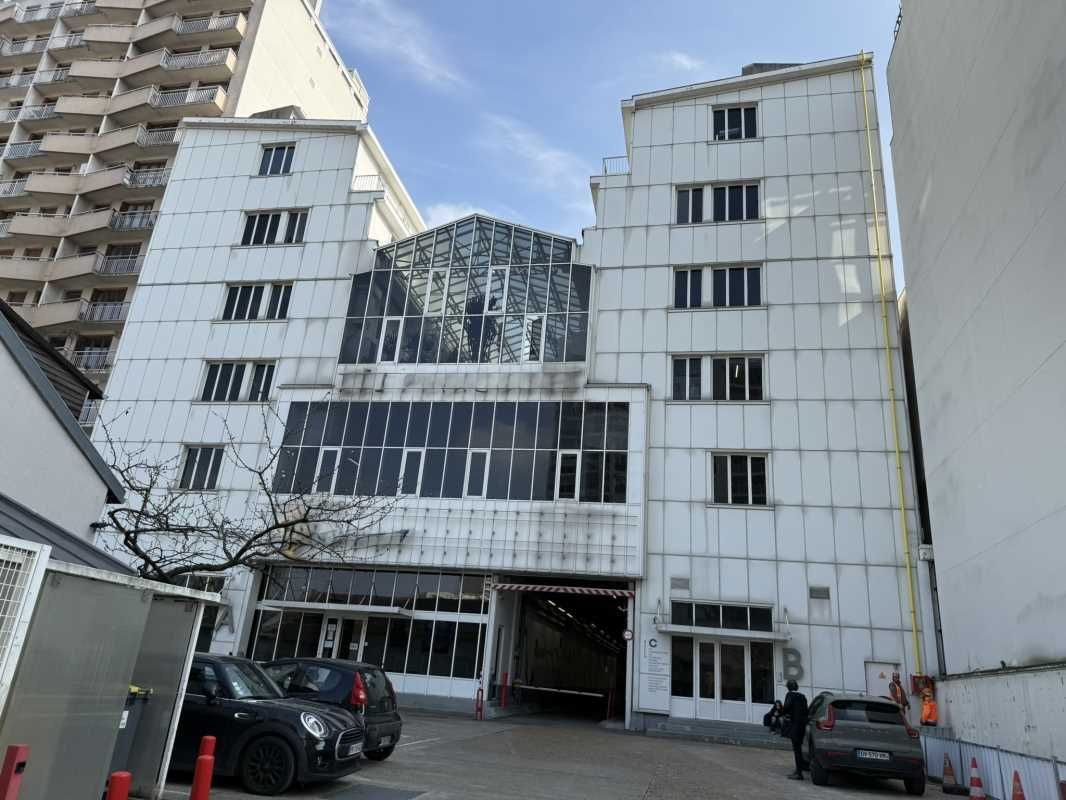 Dans un immeuble atypique en plein coeur de Vanve